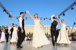 На площі Свободи відбувся щорічний фестиваль з бальних танців «Харківський вальс»