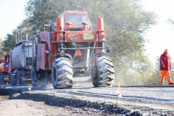 У серпні дорожники завершать ремонт ділянок траси Чугуїв-Мілове і окружної дороги