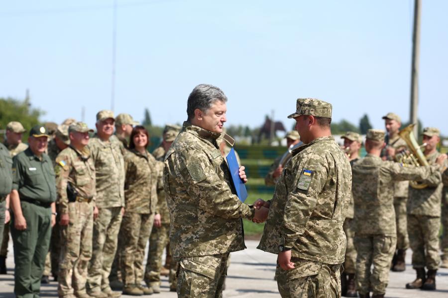 Петро Порошенко на військовому аеродромі в Чугуєві передав сертифікати більш ніж на 140 одиниць зброї та військової техніки Збройним силам України
