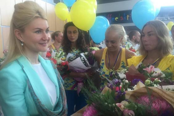 Юлія Світлична зустріла збірну України з синхронного плавання, яка повернулася з Олімпіади
