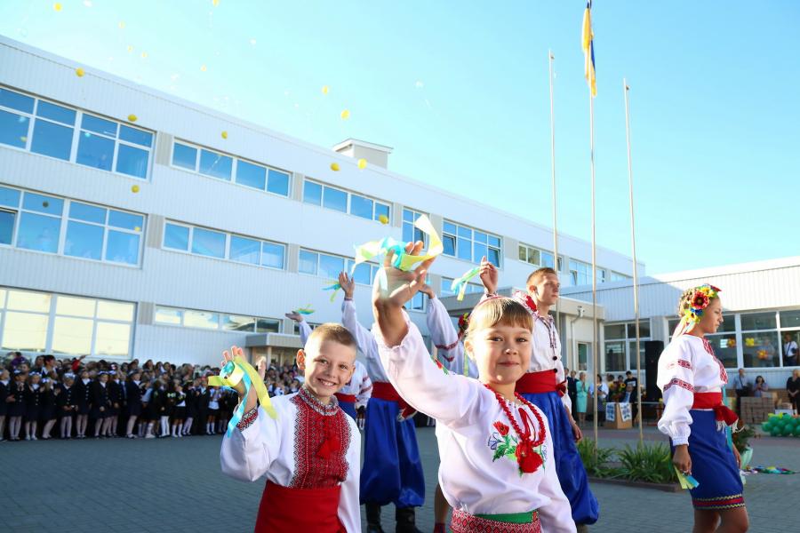 1 вересня керівник області взяла участь у святкових лінійках у Краснокутському ліцеї та Колонтаївській загальноосвітній школі