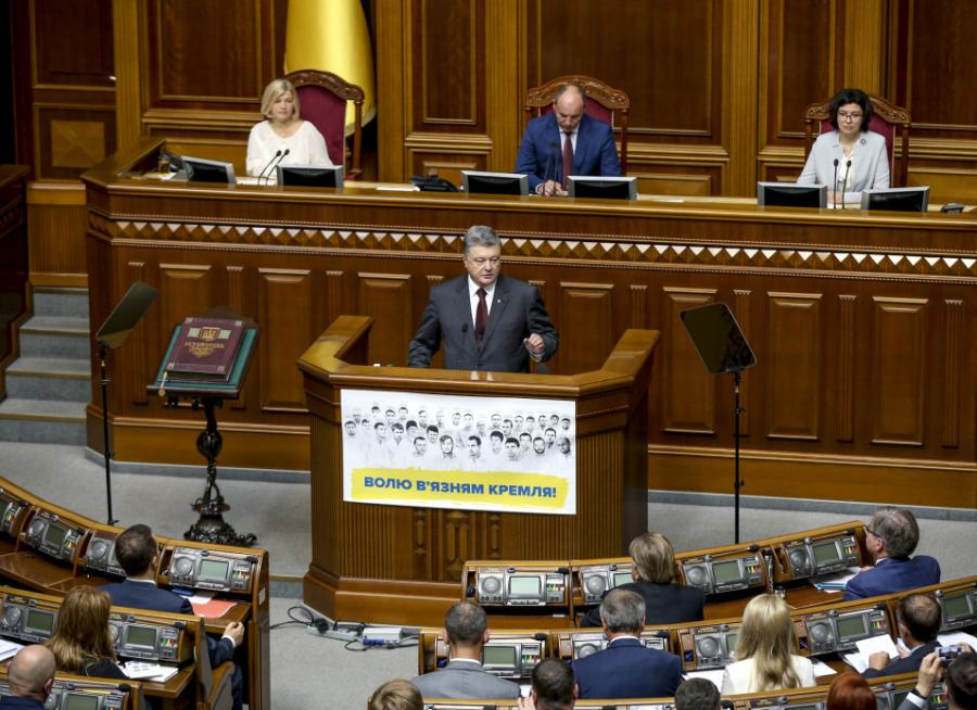 Ми маємо продемонструвати суспільству, що наступ на корупцію почався згори. Петро Порошенко