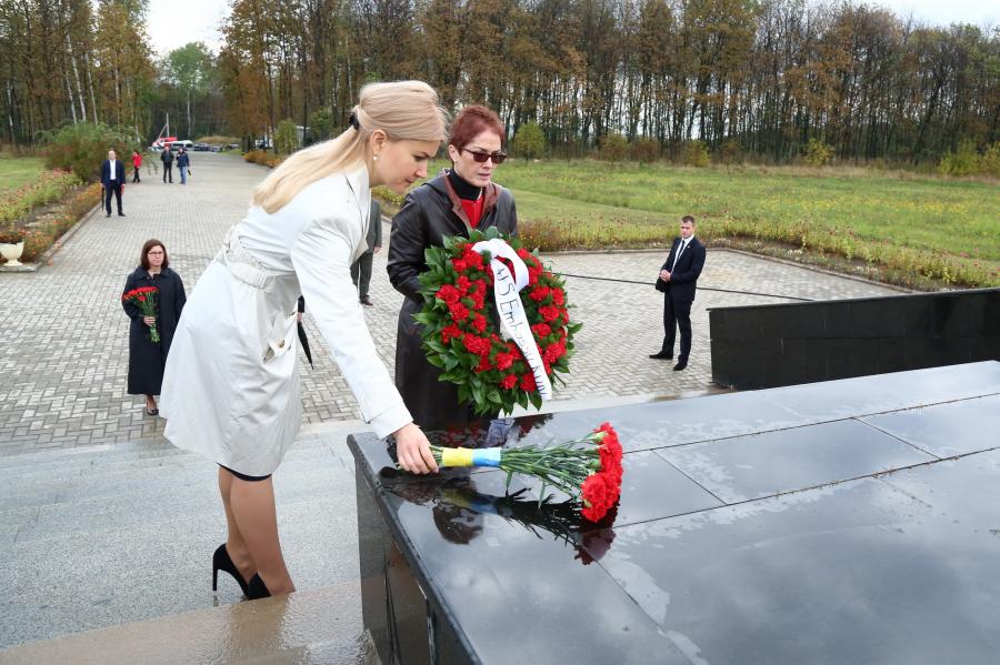 Юлия Светличная и Чрезвычайный и Полномочный Посол США в Украине Мари Йованович возложили цветы к Мемориалу жертвам Голодомора