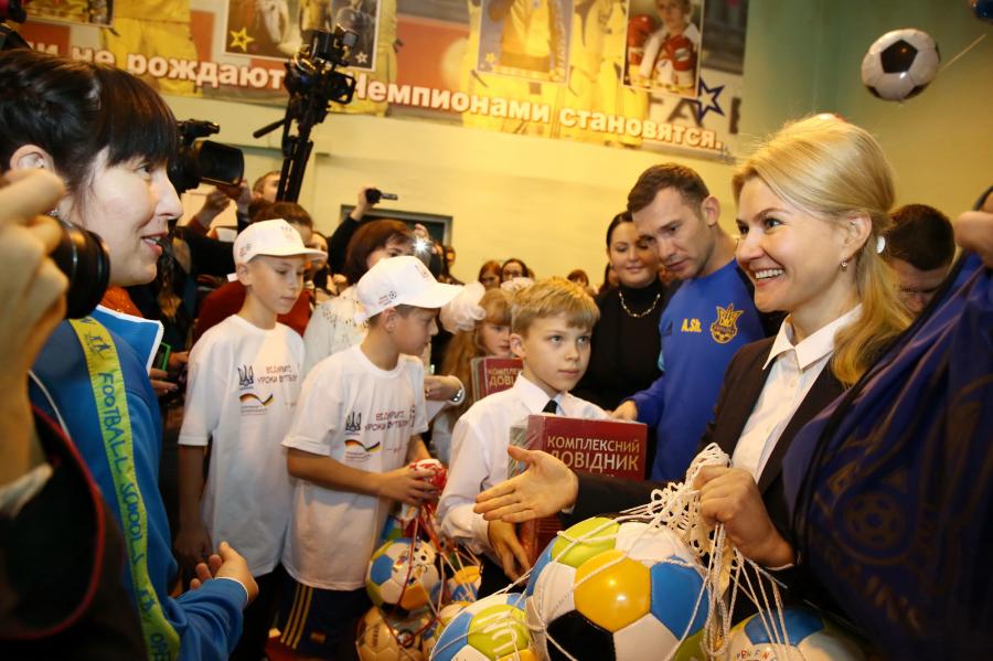 Юлія Світлична та Андрій Шевченко привітали учасників спортивного фестивалю «Відкриті уроки футболу»