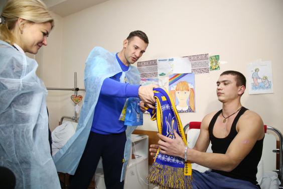 Футболісти національної збірної України відвідали поранених бійців АТО в харківському госпіталі