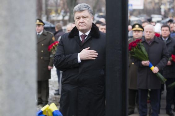 Сьогодні ми вклоняємося людям, які ціною свого життя та здоров’я захистили Україну і світ. Президент