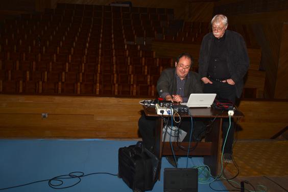 Специалисты из Германии инспектируют акустику сцены ХНАТОБа