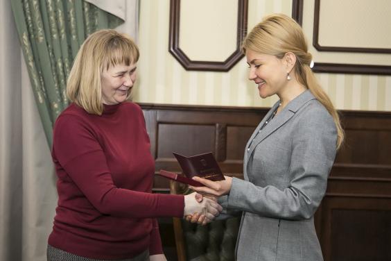 Юлія Світлична передала державну нагороду харківській волонтерці Марині Поляковій