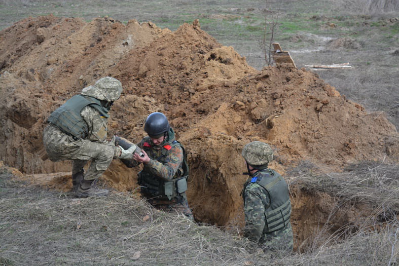 Військові сапери розпочали знищення боєприпасів, зібраних у Балаклії (відео)