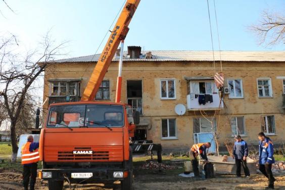 Покрівлі всіх житлових будинків, пошкоджених від вибухів боєприпасів у Балаклії, відремонтують до 14 квітня