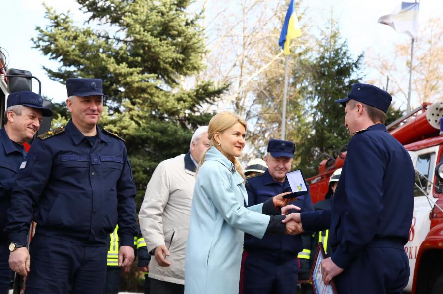 Юлія Світлична та Микола Чечоткін вручили рятувальникам сертифікати на службове житло та нову техніку