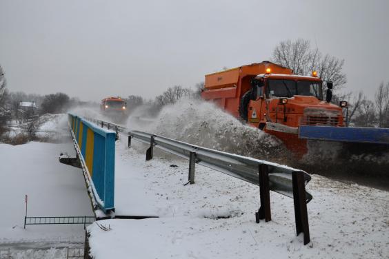 Сніг на дорогах області прибирають 350 робітників та 180 одиниць техніки