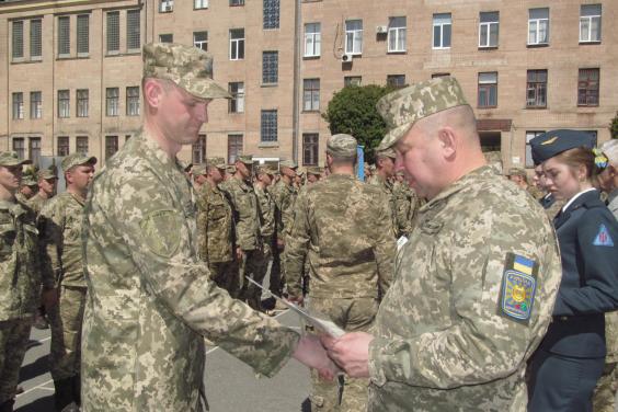 У Харкові понад 40 воїнів-контрактників отримали офіцерські погони