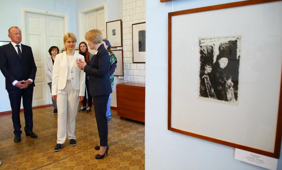 Юлія Світлична ознайомилася з виставкою японської гравюри у Пархомівському музеї