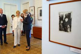 Юлія Світлична ознайомилася з виставкою японської гравюри у Пархомівському музеї