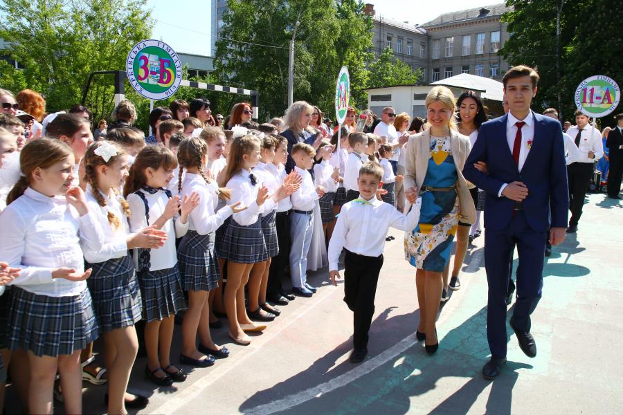 Юлія Світлична привітала зі святом Останнього дзвоника випускників 47-ї та 116-ї гімназій і авторської школи Бойка