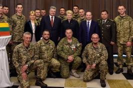 Петро Порошенко та Даля Грібаускайтє зустрілися з учасниками АТО, які проходили реабілітацію у Литві