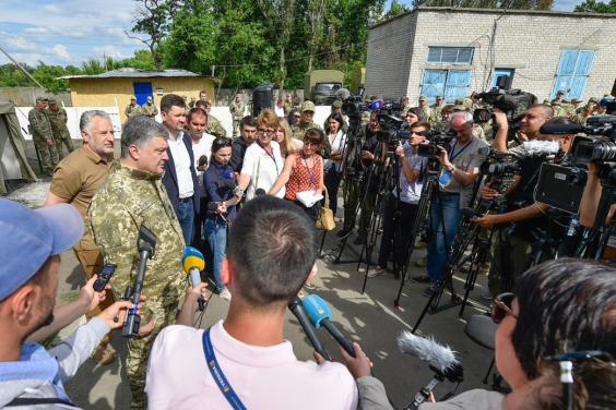 Якщо скасуємо АТО і не дамо військовим права діяти адекватно в умовах агресії - залишимо Україну беззахисною. Президент
