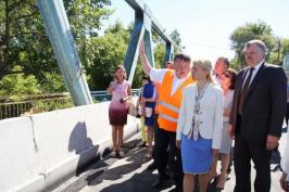 Юлія Світлична перевірила хід ремонту моста і доріг в Ізюмському районі