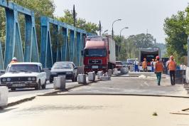 Будівництво мосту в Ізюмі вийшло на завершальний етап