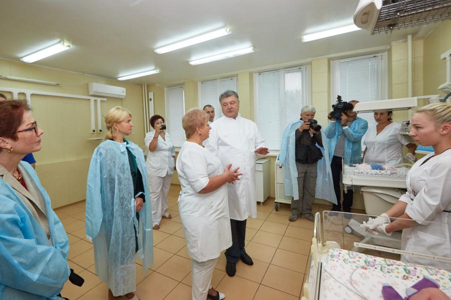 Президент Украины посетил новое отделение Харьковского городского перинатального центра