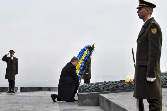Президент вшанував пам’ять загиблих у зв’язку із 73-ю річницею вигнання нацистів з України