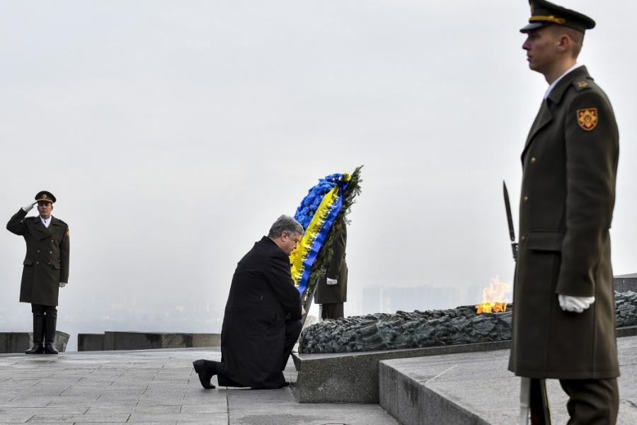 Президент вшанував пам’ять загиблих у зв’язку із 73-ю річницею вигнання нацистів з України