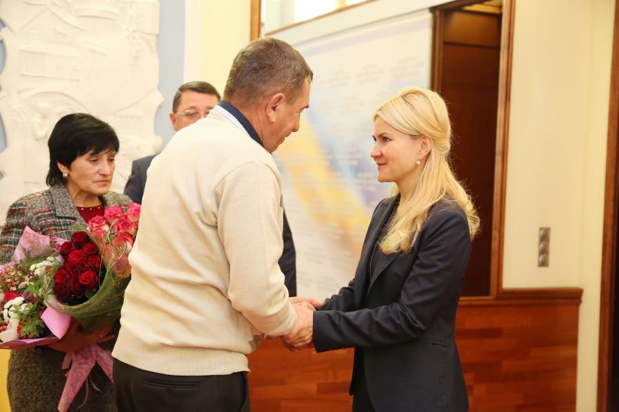 Юлія Світлична передала акти на 4 га землі батькам загиблого Героя України