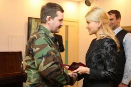 Председатель ХОГА передала государственные награды харьковским волонтерам