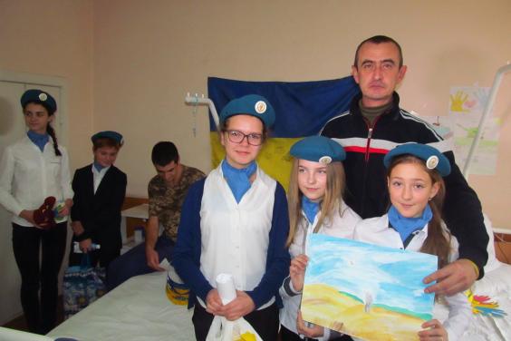 Військовим, які лікуються в госпіталі, передали подарунки від жителів Харківщини