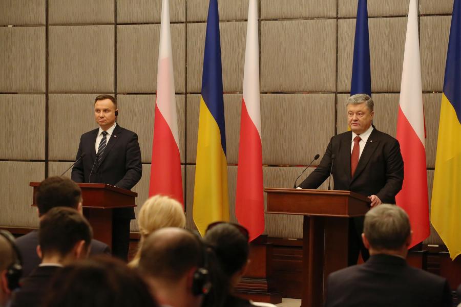Президент Украины вместе с Президентом Республики Польша Анджеем Дудой во время визита в Харьковскую область встретились с представителями СМИ