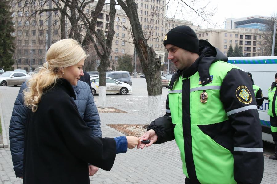 Юлія Світлична передала обласній «Укртрансбезпеці» ключі від трьох новітніх мобільних лабораторій