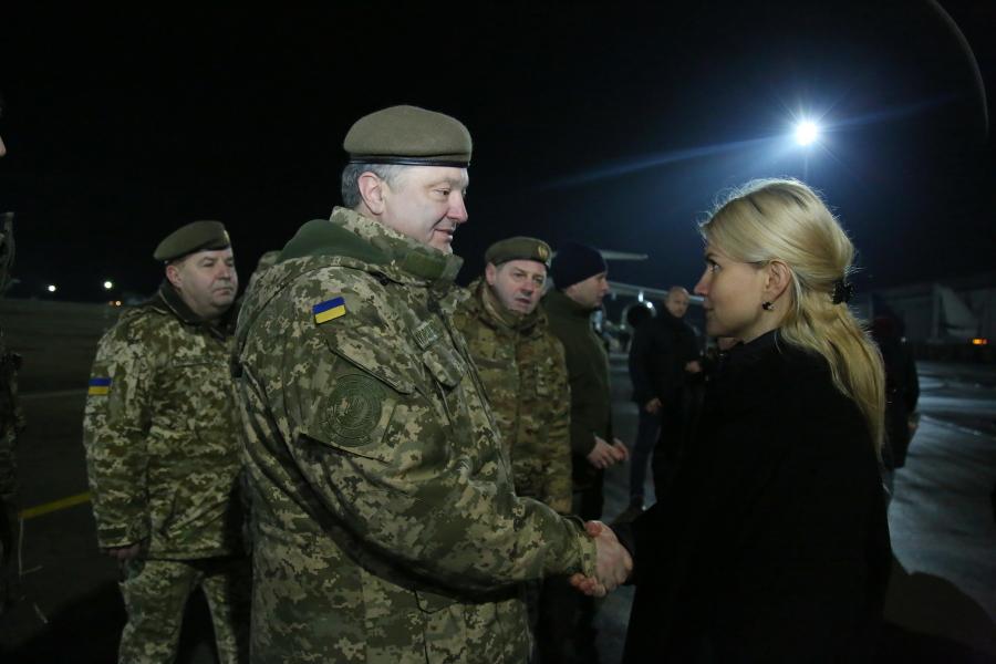 27 декабря Президент Украины Петр Порошенко встретил у линии соприкосновения 74 украинских заложников, которых обменяли на лиц из «списка 306»