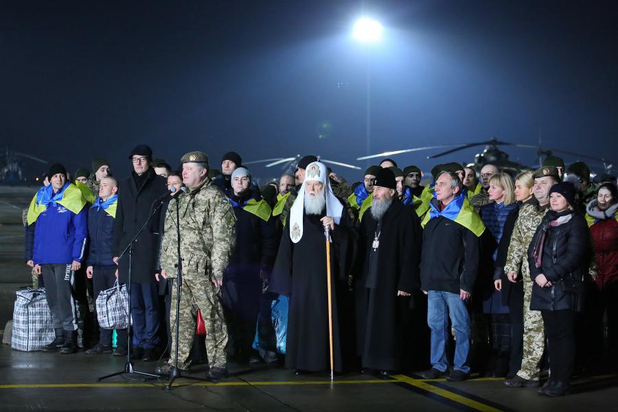 Україна своїх не кидає. Глава держави привітав на Харківщині звільнених українців