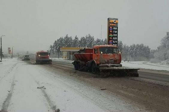 Обмеження руху на дорогах Харківської області через снігопад немає