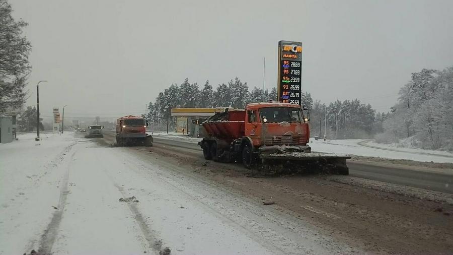 Обмеження руху на дорогах Харківської області через снігопад немає