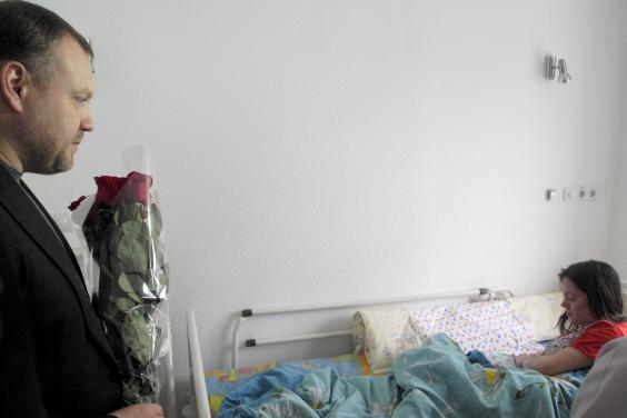 Михайло Черняк від імені Юлії Світличної привітав постраждалу в ДТП Жанну Власенко з народженням доньки