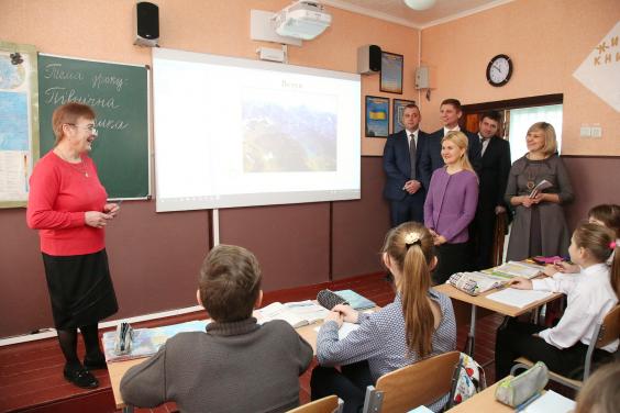 Для Нововодолажского УВК приобретут новое оборудование и школьный автобус