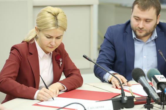 Юлія Світлична підписала меморандум про співпрацю між ХОДА та Харківським антикорупційним центром