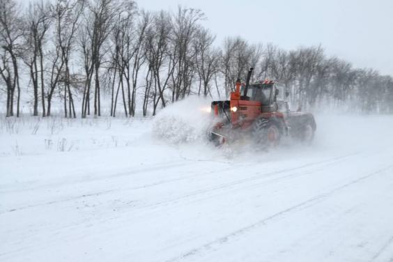 За добу на обробку доріг Харківщини використали 545 кубометрів піщано-сольової суміші та 11 тонн солі
