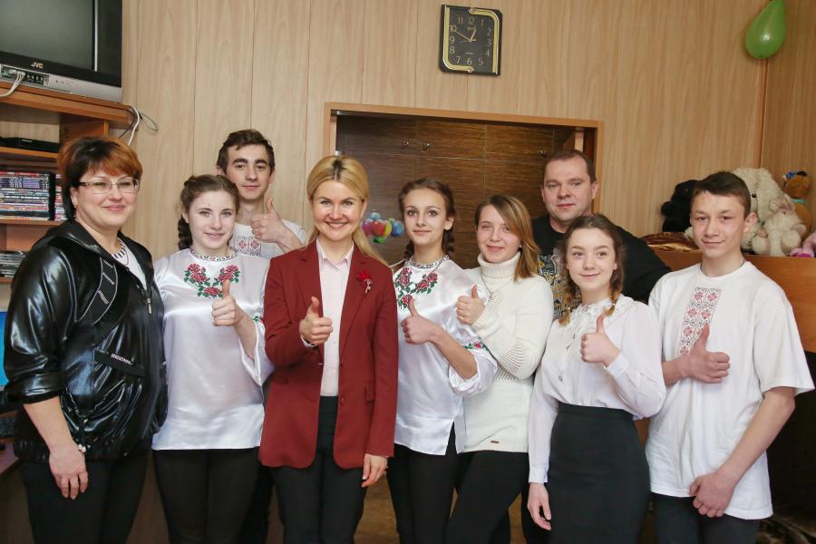 Юлія Світлична передала державну нагороду матері-виховательці дитячого будинку сімейного типу Юлія Світлична передала державну нагороду матері-виховательці дитячого будинку сімейного типу