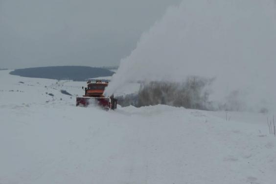 Снігові перемети в районах області протягом останньої доби ліквідовували 6 роторів