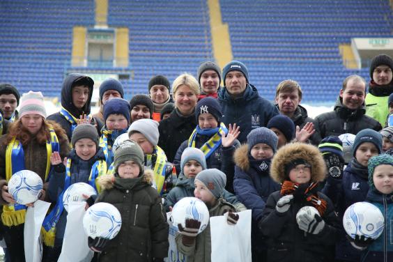 Юлия Светличная и Андрей Шевченко встретились с юными болельщиками футбола