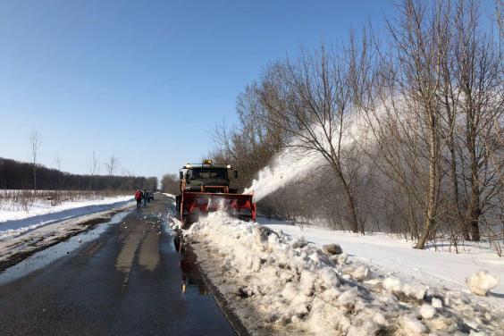 У регіоні продовжують прибирати снігові перемети на дорогах