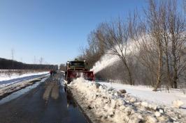 У регіоні продовжують прибирати снігові перемети на дорогах