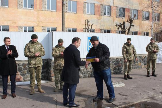 Руководство Краснокутского района передало в подарок воинам 92-й ОМбр грузовой автомобиль