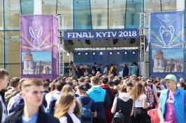 Кубки Лиги чемпионов УЕФА выставили на всеобщее обозрение на пл. Конституции в Харькове
