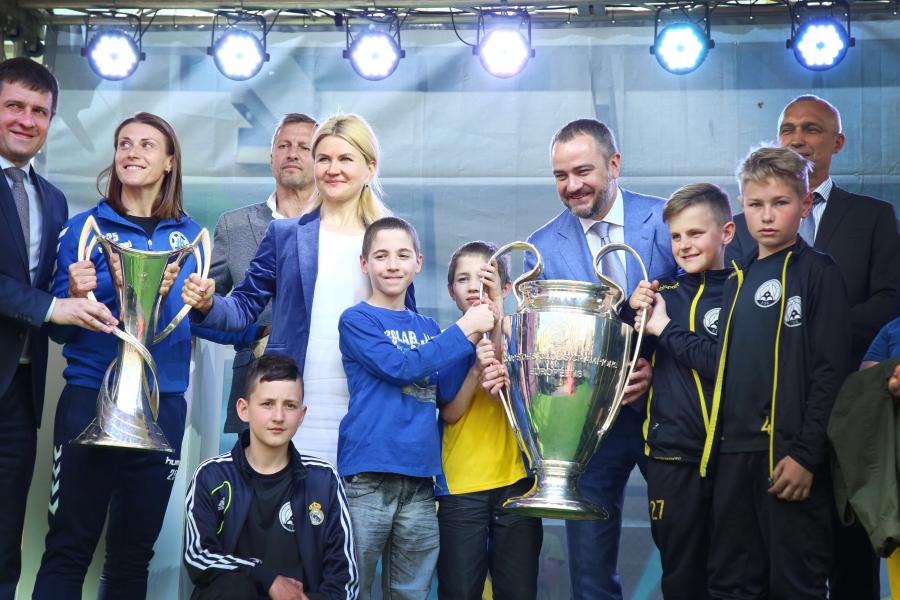 Кожен охочий може сфотографуватися з кубком європейських чемпіонів у Харкові Кожен охочий може сфотографуватися з кубком європейських чемпіонів у Харкові