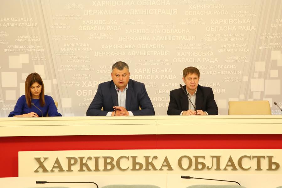 На місцевих дорогах Харківщини щодня працюють 25 бригад ремонтників