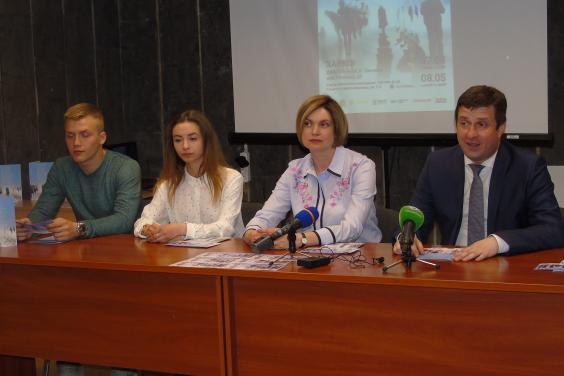 Дитячий театральний колектив з Донбасу представив у ХНАТОБі виставу про життя у зоні АТО